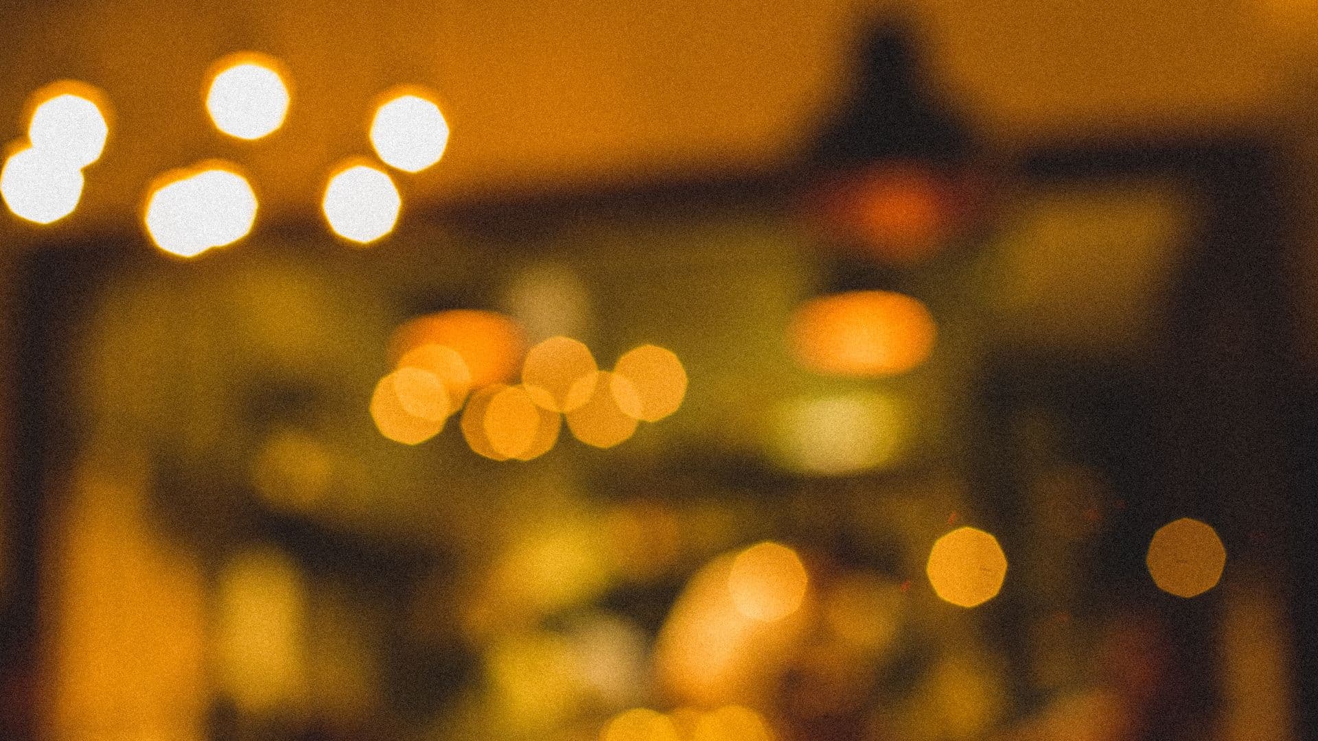 Luces cálidas de un café por la noche